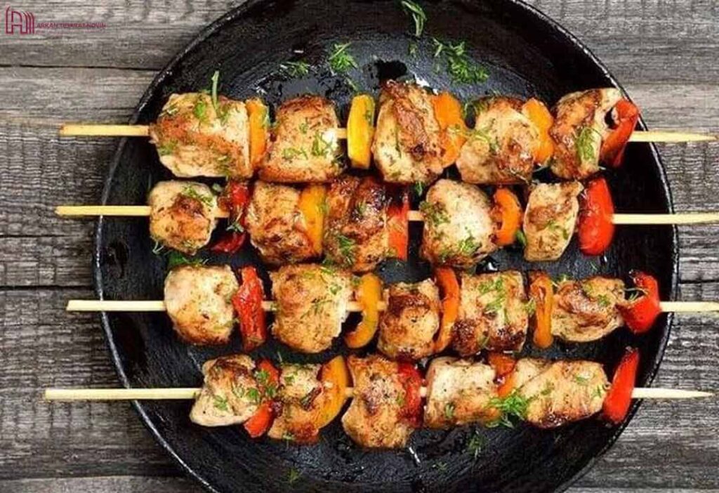 طرز تهیه جوجه کباب در توستر با سیخ چوبی
